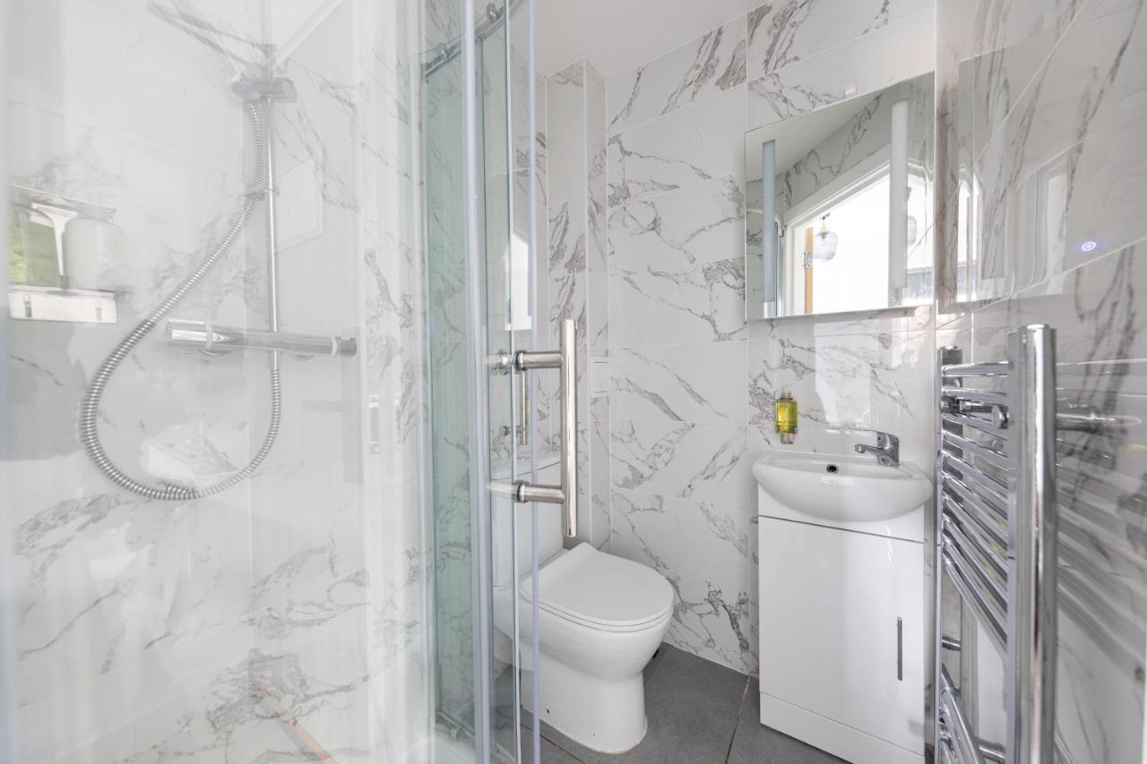 Functional Double With An Ensuite Toilet And Shower Near Tube And Bus Stations لندن المظهر الخارجي الصورة